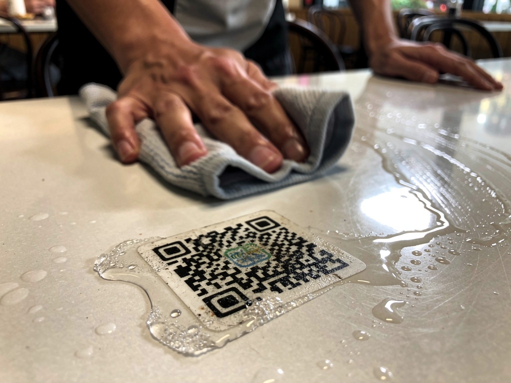 QR code effacé sur une table de restaurant après nettoyage